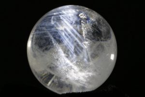59.5㍉ 299g 天然石 水晶球 エンジェルラダークオーツ 綺麗な青光